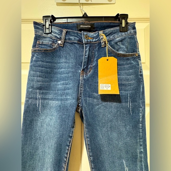 Beyond Us Blue stretchy Denim rolled hem cropped Jeans. Size 6. NWT - Picture 2 of 11